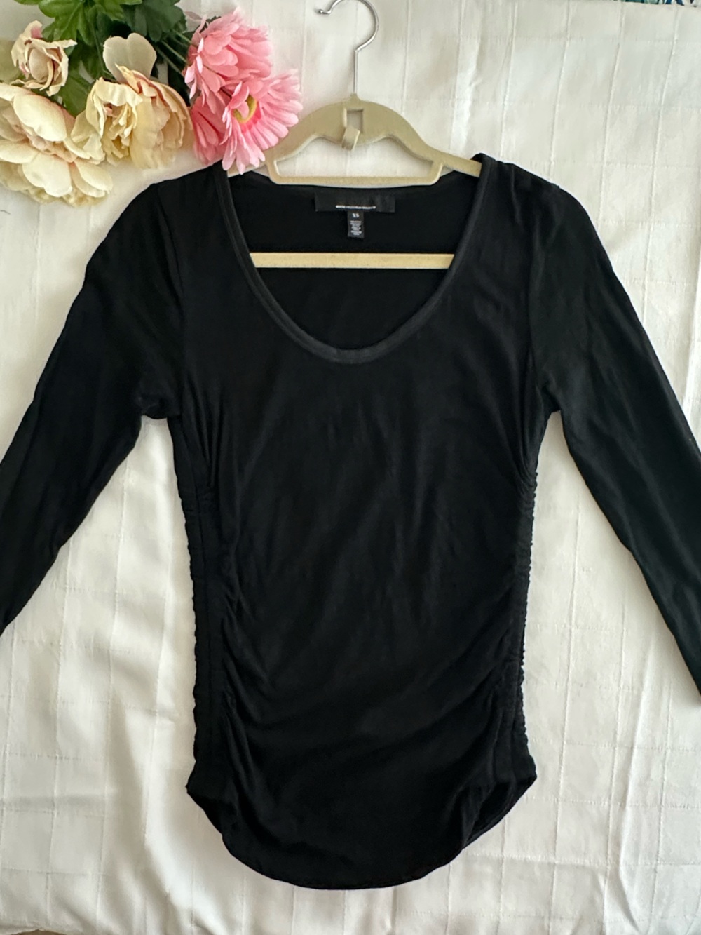 White House Black Market NWOT Black Scoop Neck Ruched Sides 3/4 Sleeve Top!